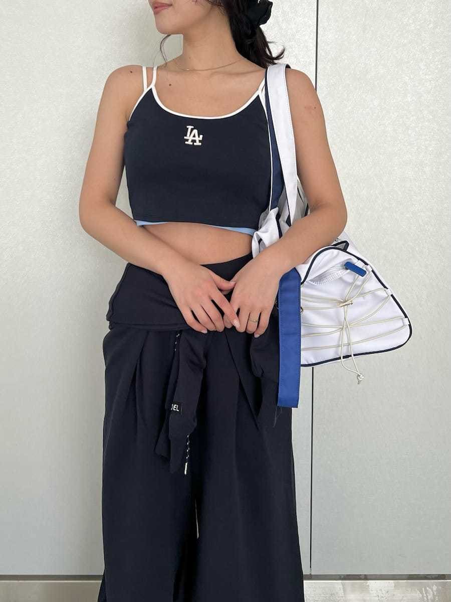 ブルー系のその他パンツ、ブルー系のパーカー、ブルー系のキャミソールを着用したレディースの春コーディネートの8枚目の写真