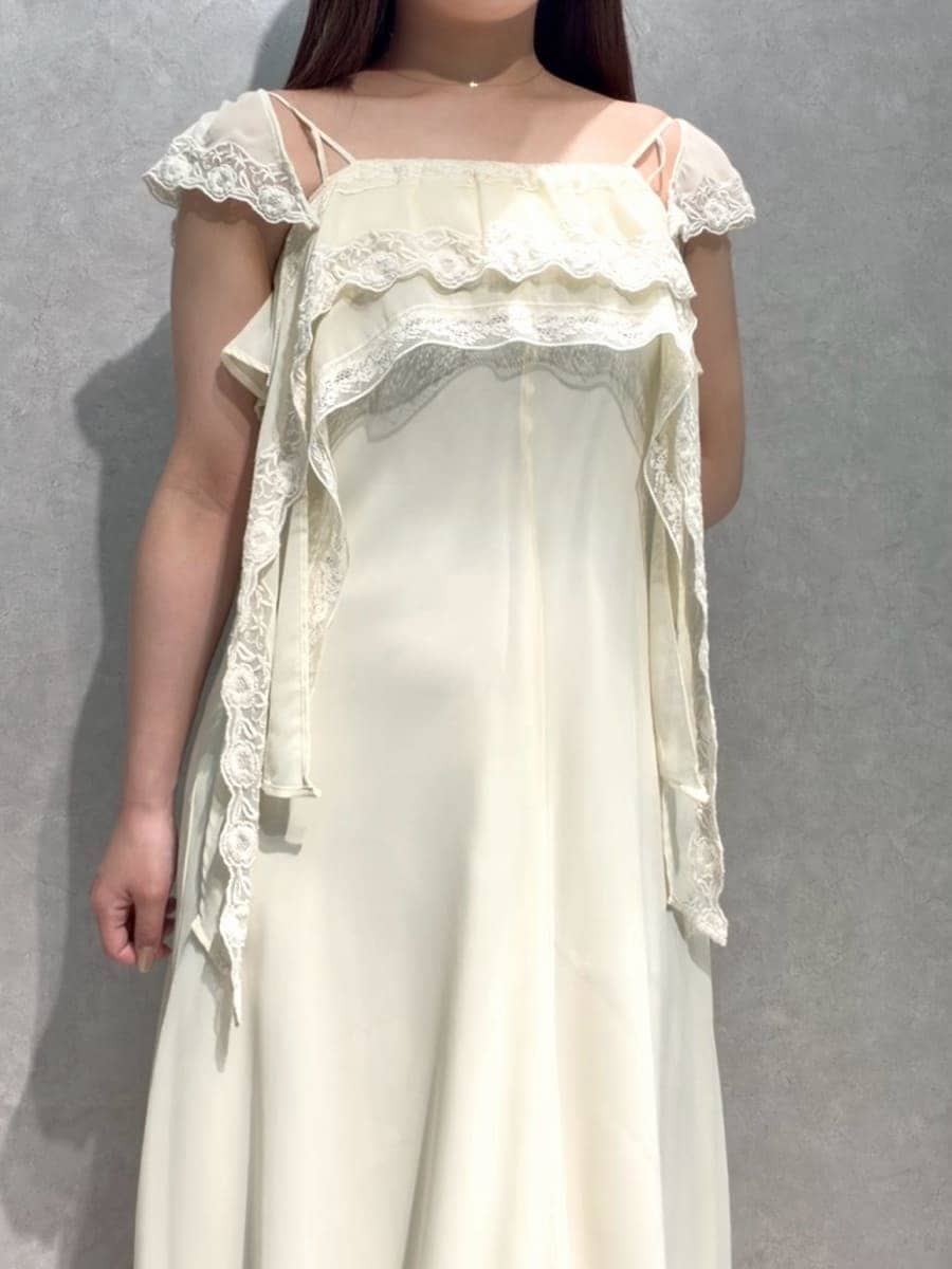 イエロー系のワンピース、ブラウン系のサンダル、ブラウン系のボストンバッグを着用したレディースの夏コーディネートの5枚目の写真
