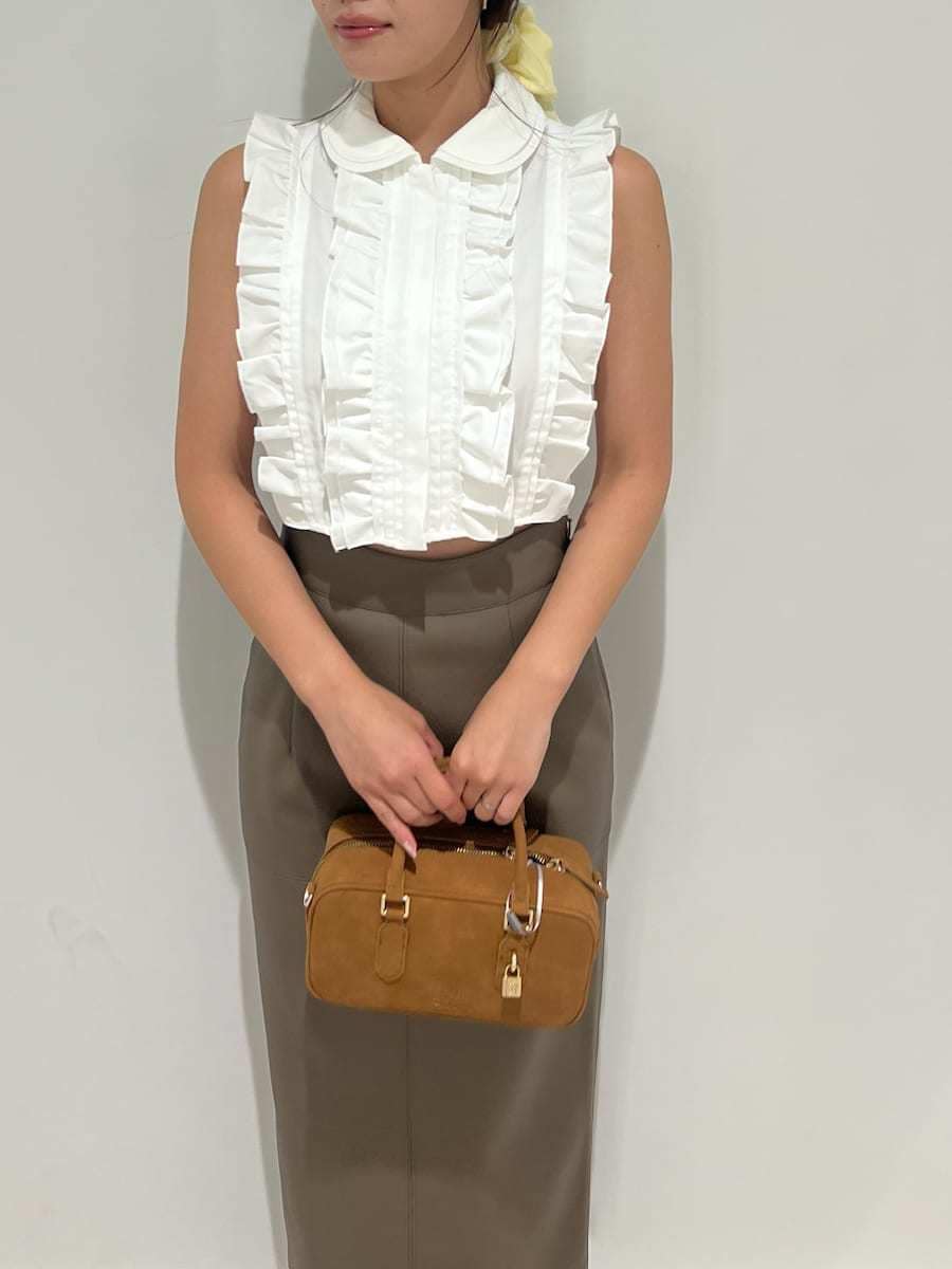 ホワイト系のシャツ/ブラウス、ブラウン系のスカート、イエロー系のローファーを着用したレディースの夏コーディネートの4枚目の写真