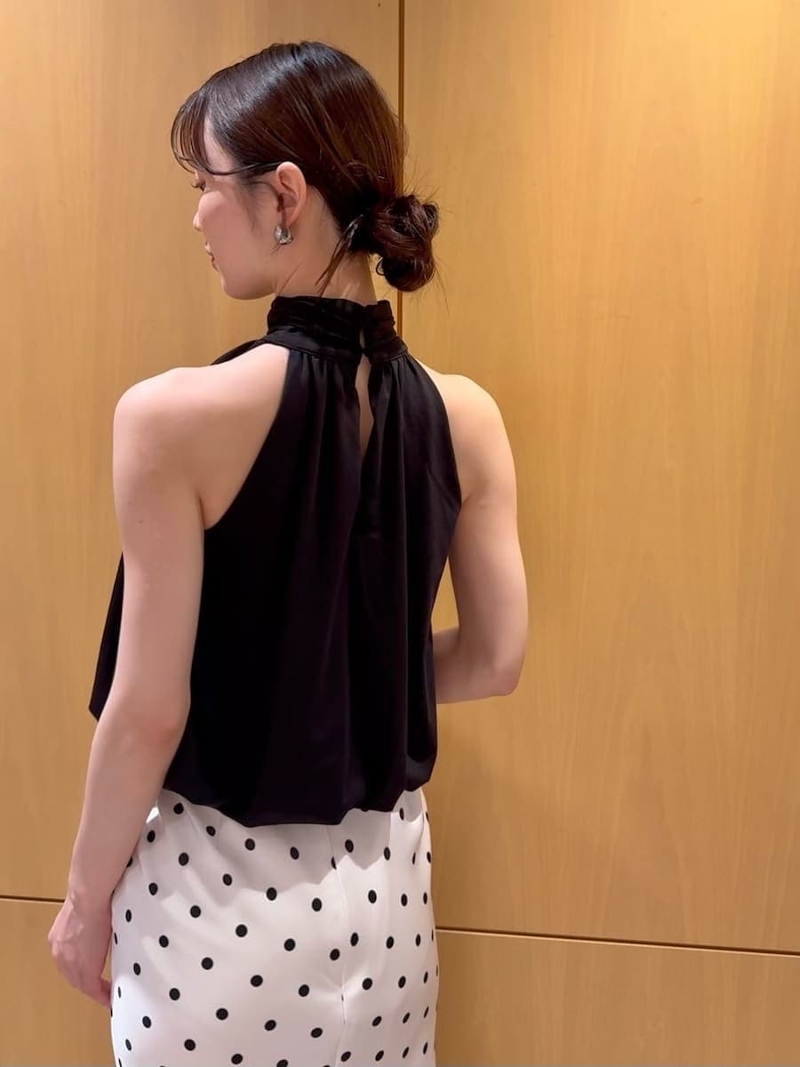 ブラック系のパンプス、その他のスカートを着用したレディースの春コーディネートの6枚目の写真