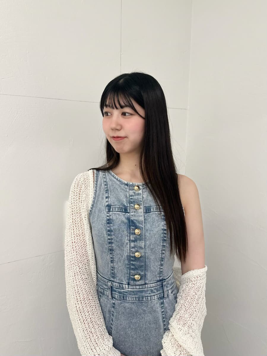 ブラウン系のかごバッグ、ブルー系のワンピース、その他のサンダルを着用したレディースの春コーディネートの3枚目の写真