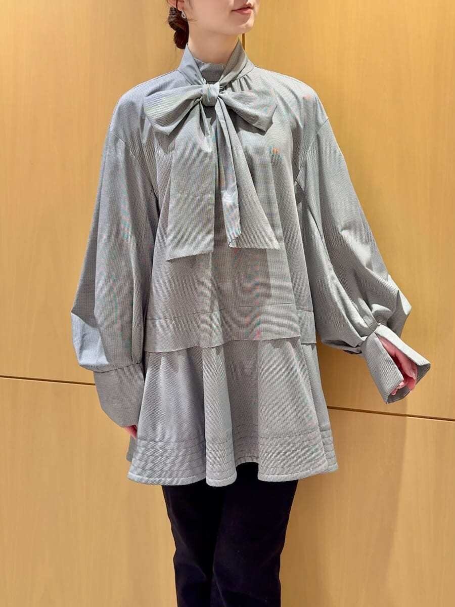 その他のシャツ/ブラウス、ブラック系のブーツ、ブラック系のショルダーバッグを着用したレディースの秋コーディネートの4枚目の写真