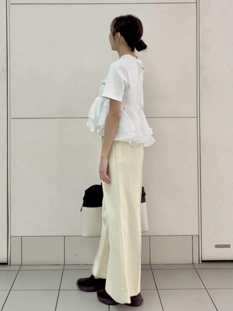 ホワイト系のTシャツ/カットソー、その他のトートバッグ、ブラウン系のローファーを着用したレディースの春コーディネートの3枚目の写真