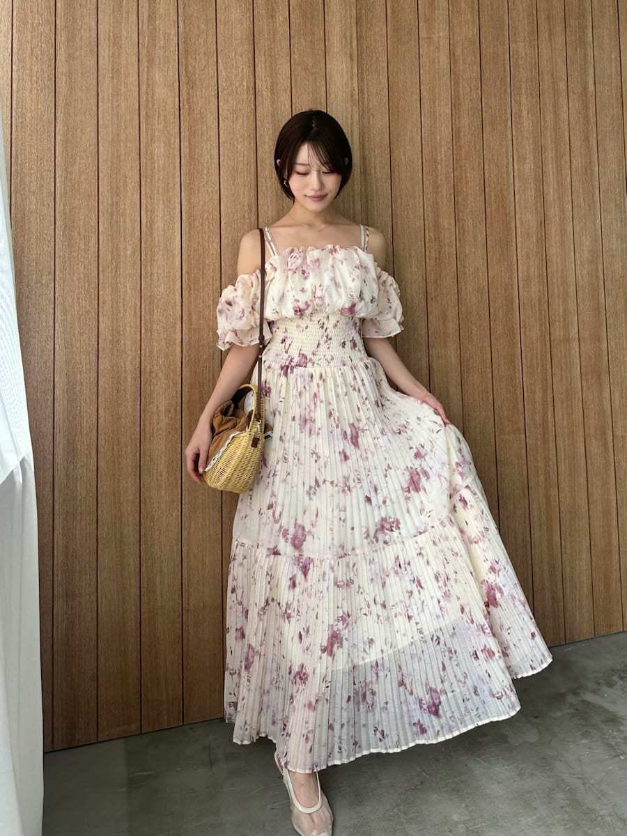ピンク系のワンピース、ブラウン系のかごバッグを着用したレディースの春コーディネートの2枚目の写真