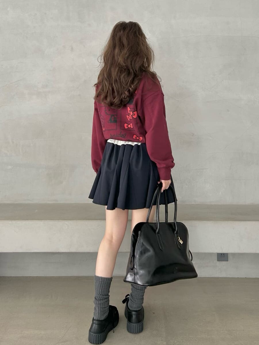 ブラック系のハンドバッグを着用したレディースの秋コーディネートの4枚目の写真