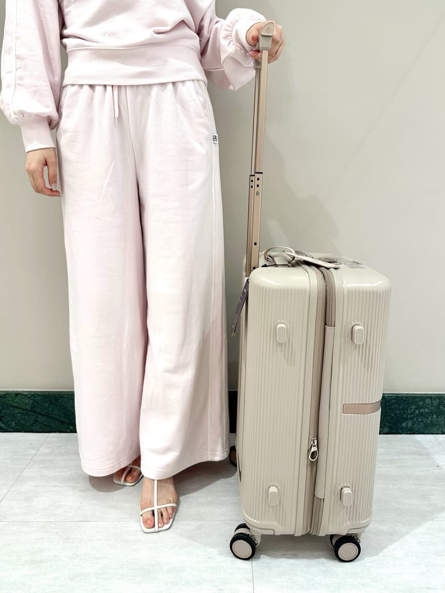 ピンク系のスウェット、ピンク系のスウェットパンツ、ホワイト系のサンダルを着用したレディースの夏コーディネートの4枚目の写真