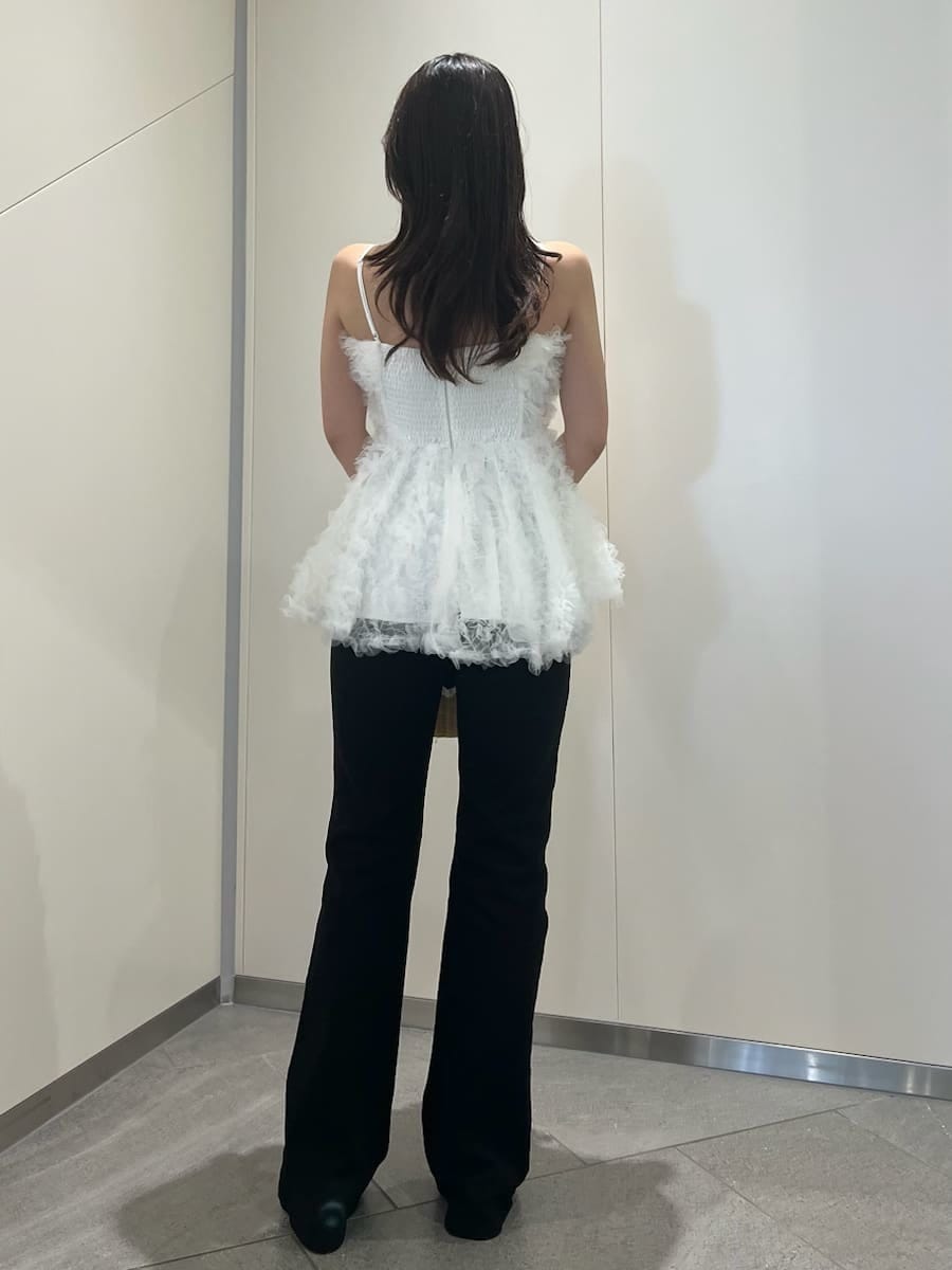 ホワイト系のサンダル、ブラック系のかごバッグ、ブラック系のデニムパンツを着用したレディースの夏コーディネートの3枚目の写真