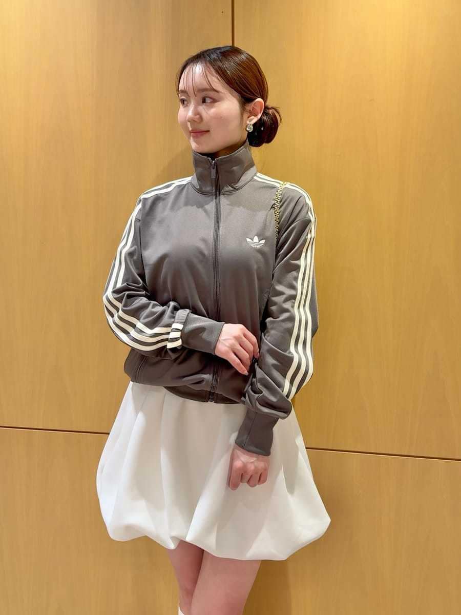 ホワイト系のワンピース、ブラック系のショルダーバッグ、その他のスニーカーを着用したレディースの冬コーディネートの2枚目の写真