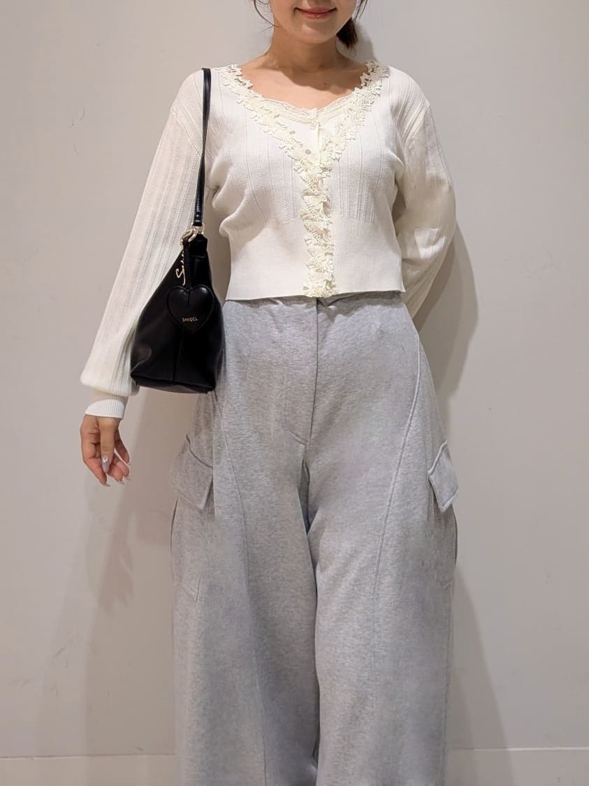 グレー系のその他パンツ、ホワイト系のカーディガン/ボレロ、ブラック系のサンダルを着用したレディースの夏コーディネートの3枚目の写真
