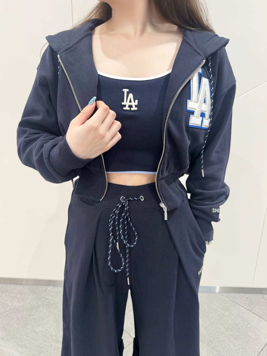 ブルー系のその他パンツ、ブルー系のパーカー、ブルー系のキャミソールを着用したレディースの春コーディネートの7枚目の写真
