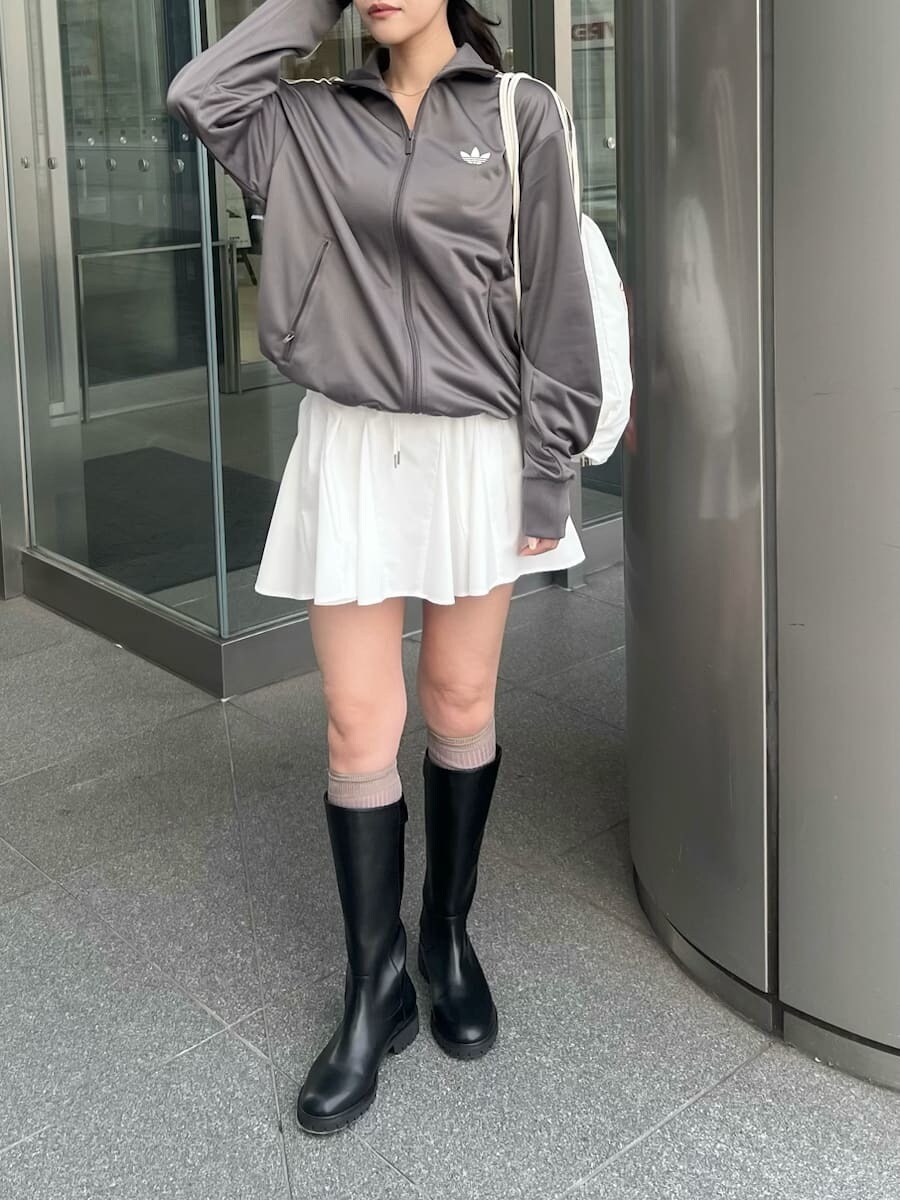 ホワイト系のその他パンツ、ホワイト系のバックパック/リュックを着用したレディースの冬コーディネートの5枚目の写真