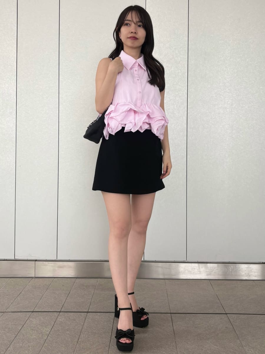 ブラック系のその他パンツ、ピンク系のシャツ/ブラウス、ブラック系のショルダーバッグを着用したレディースの春コーディネートの4枚目の写真