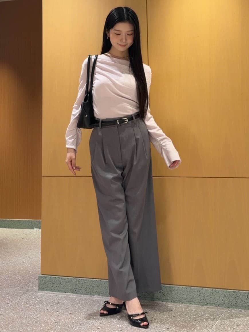 グレー系のその他パンツ、ピンク系のニット/セーター、ブラック系のサンダルを着用したレディースの秋コーディネートの2枚目の写真