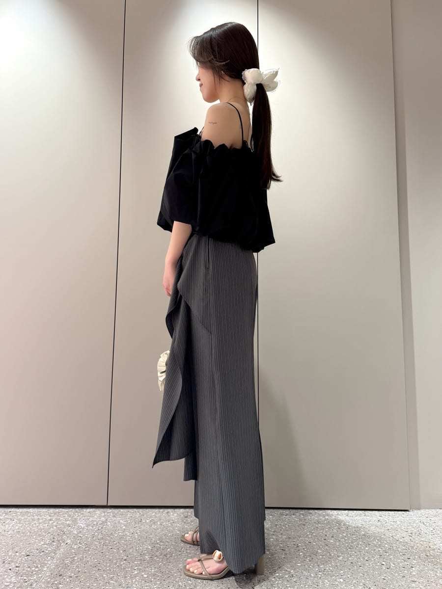 グレー系のその他パンツ、ブラック系のシャツ/ブラウス、ホワイト系のハンドバッグを着用したレディースの春コーディネートの2枚目の写真