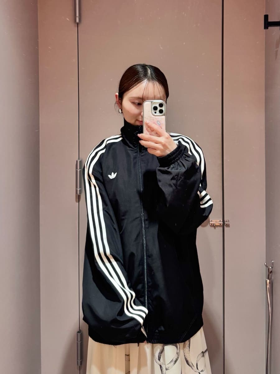 ホワイト系のワンピース、ブラック系のブルゾン、ブラック系のハンドバッグを着用したレディースの春コーディネートの8枚目の写真