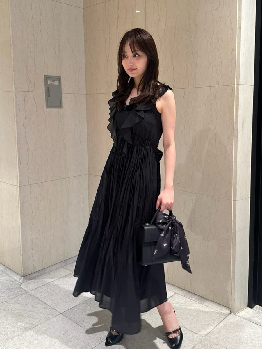 ブラック系のワンピース、ブラック系のサンダルを着用したレディースの夏コーディネートの2枚目の写真