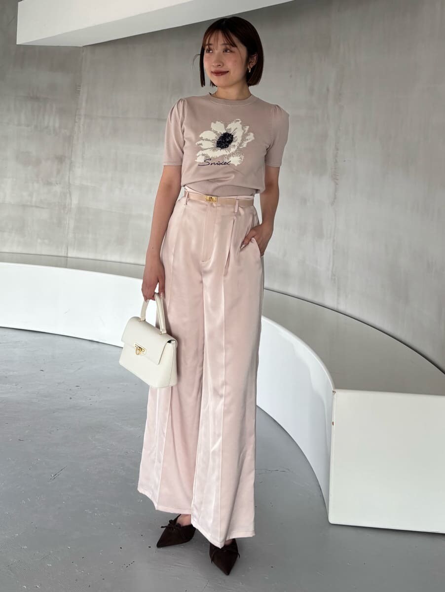 ピンク系のその他パンツを着用したレディースの夏コーディネートの2枚目の写真