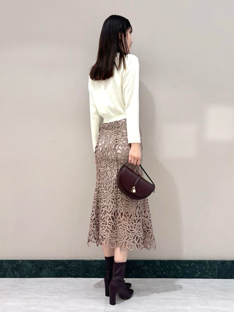 ホワイト系のカーディガン/ボレロ、ピンク系のスカート、ブラウン系のハンドバッグを着用したレディースの夏コーディネートの4枚目の写真