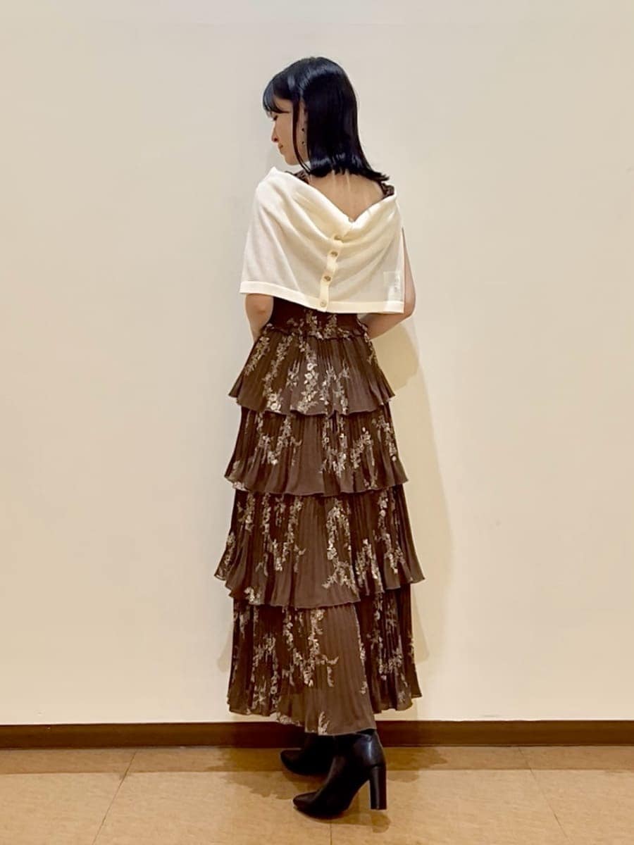 ブラウン系のワンピース、ホワイト系のカーディガン/ボレロ、ブラック系のブーツを着用したレディースの夏コーディネートの3枚目の写真