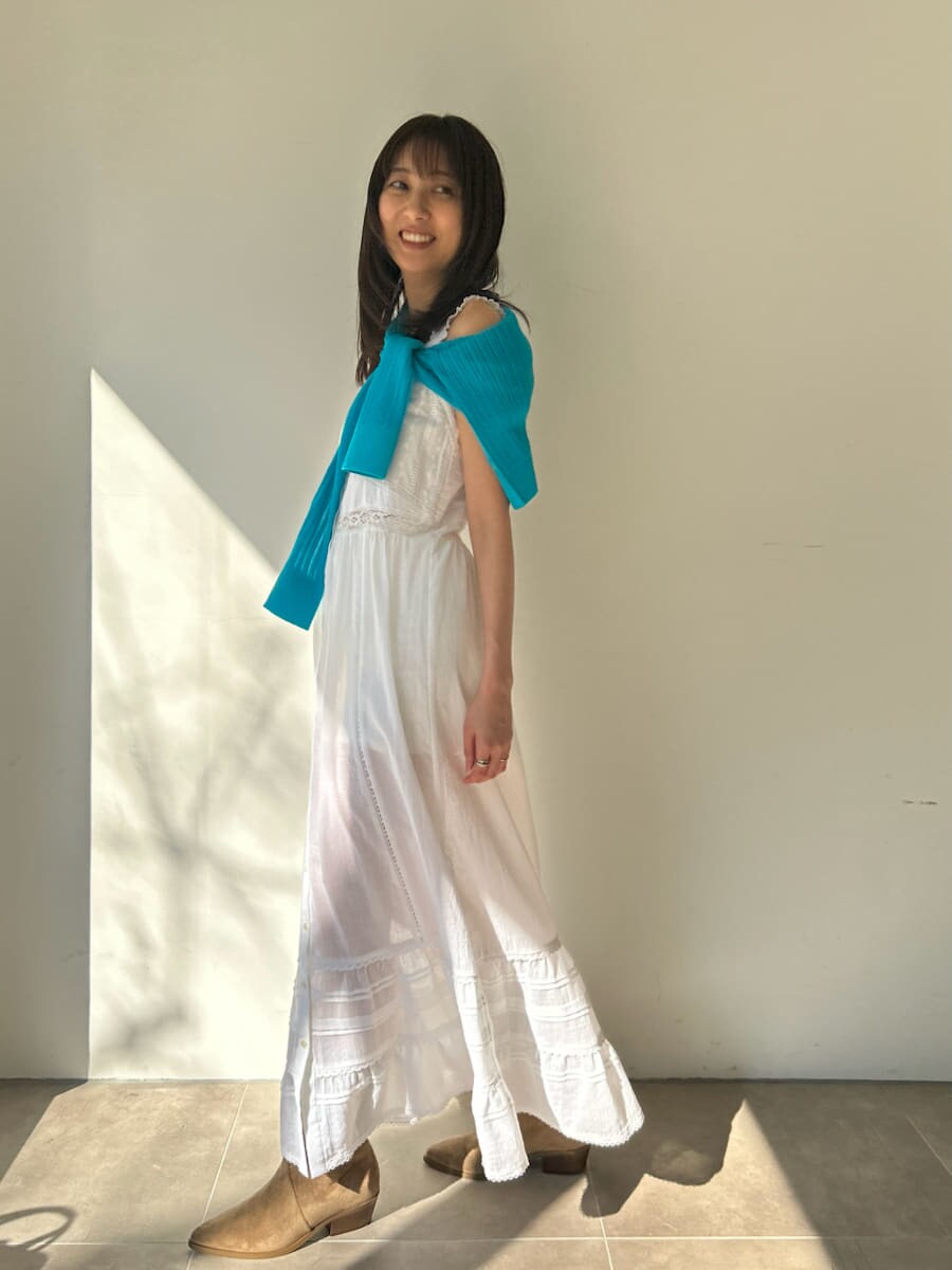 ホワイト系のワンピース、ブルー系のカーディガン/ボレロを着用したレディースの夏コーディネートの3枚目の写真