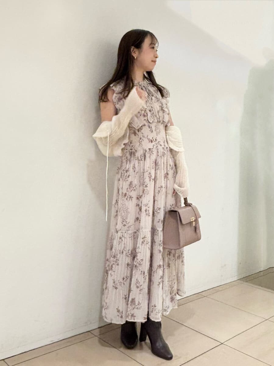 ピンク系のワンピース、ホワイト系のカーディガン/ボレロ、ピンク系のハンドバッグを着用したレディースの秋コーディネートの3枚目の写真