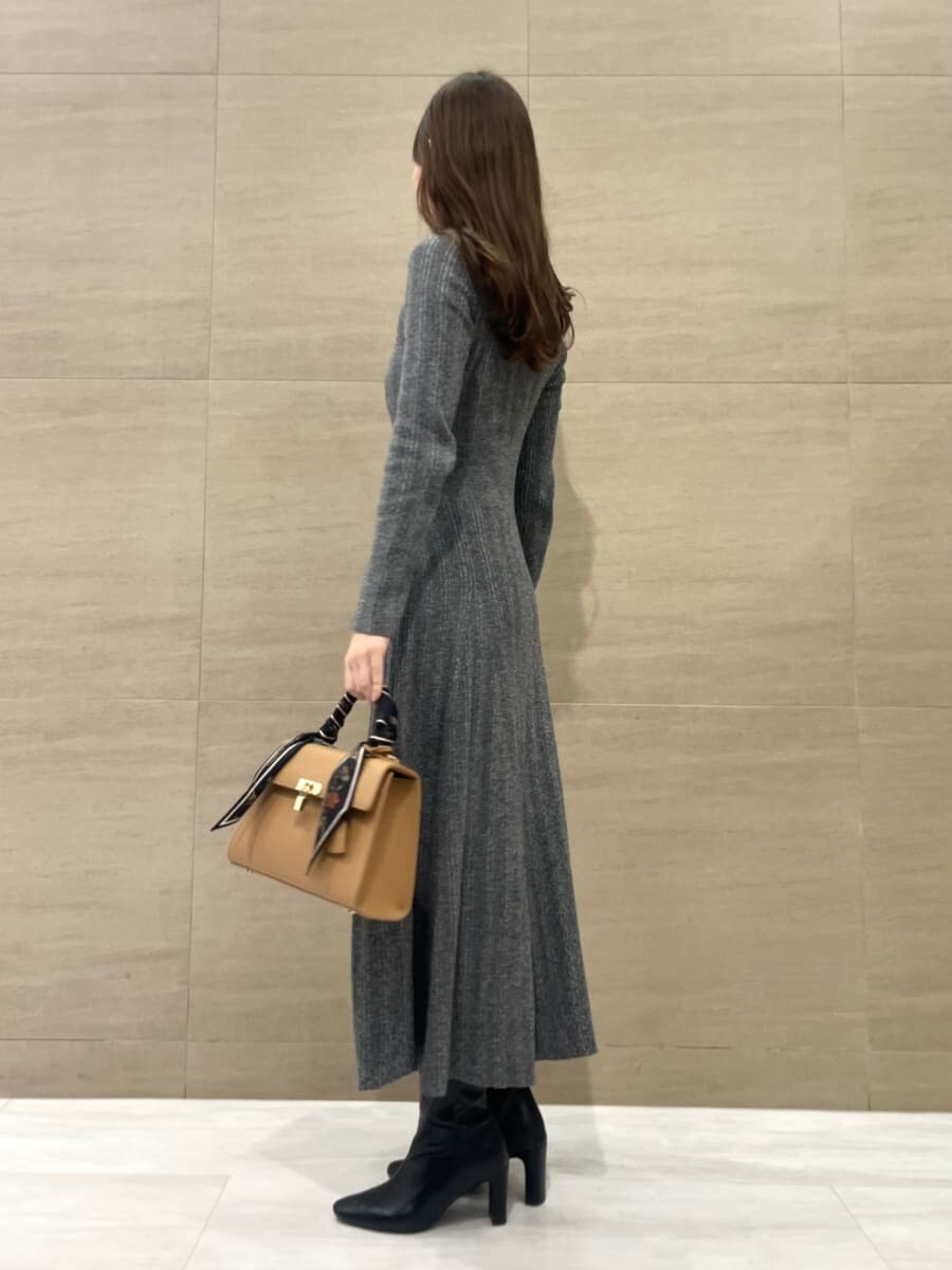 その他のワンピース、イエロー系のハンドバッグ、ブラック系のブーツを着用したレディースの秋コーディネートの2枚目の写真