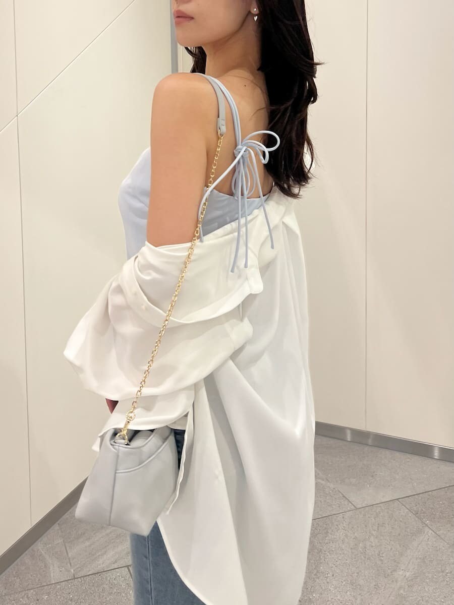 ブルー系のデニムパンツ、ホワイト系のサンダルを着用したレディースの春コーディネートの4枚目の写真