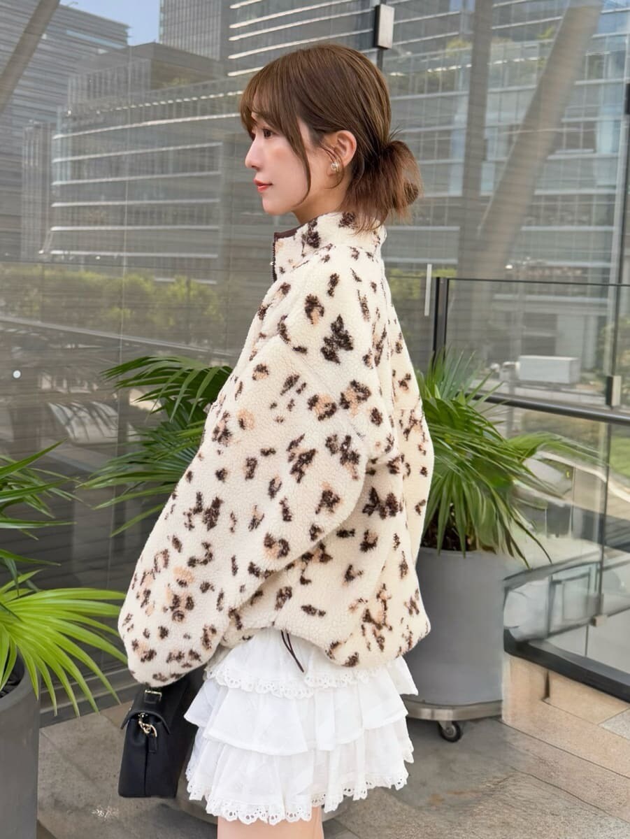 その他のTシャツ/カットソー、ホワイト系のその他パンツ、ブラック系のショルダーバッグを着用したレディースの秋コーディネートの5枚目の写真