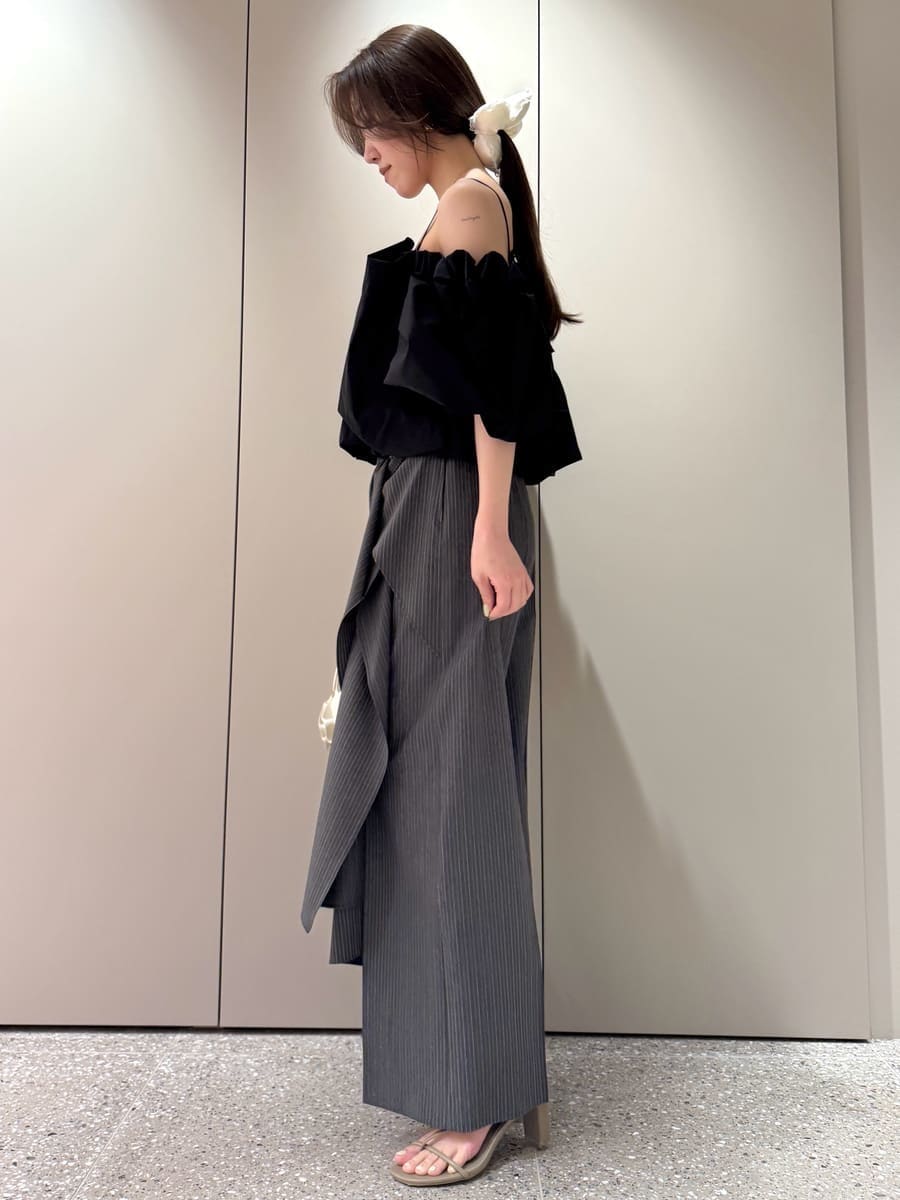 グレー系のその他パンツ、ブラック系のシャツ/ブラウス、ホワイト系のハンドバッグを着用したレディースの春コーディネートの3枚目の写真