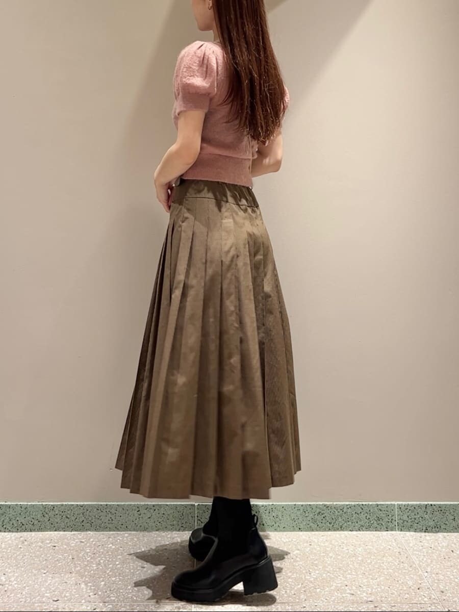 ピンク系のニット/セーター、その他のスカート、ホワイト系のチャームを着用したレディースの夏コーディネートの3枚目の写真