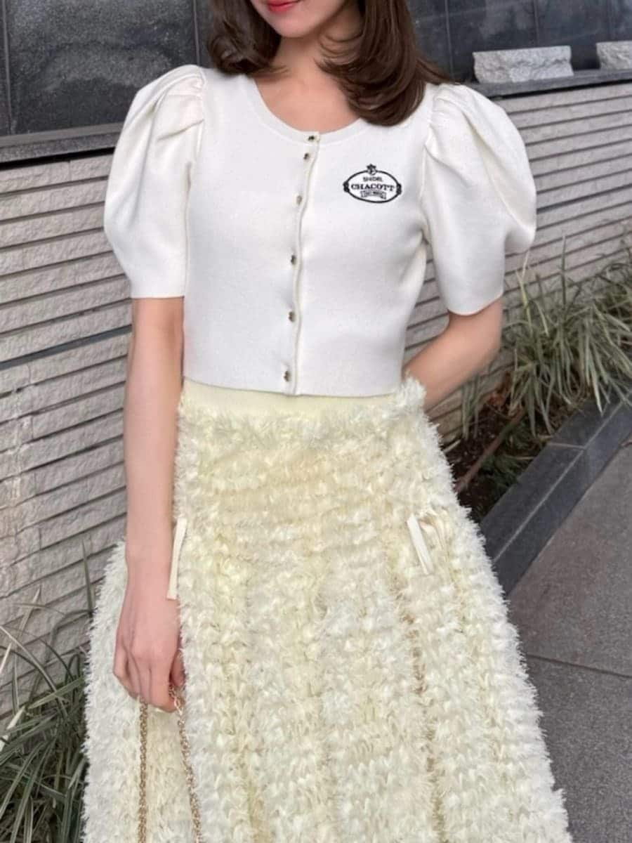 ホワイト系のカーディガン/ボレロ、その他のパンプス、ホワイト系のショルダーバッグを着用したレディースの春コーディネートの3枚目の写真