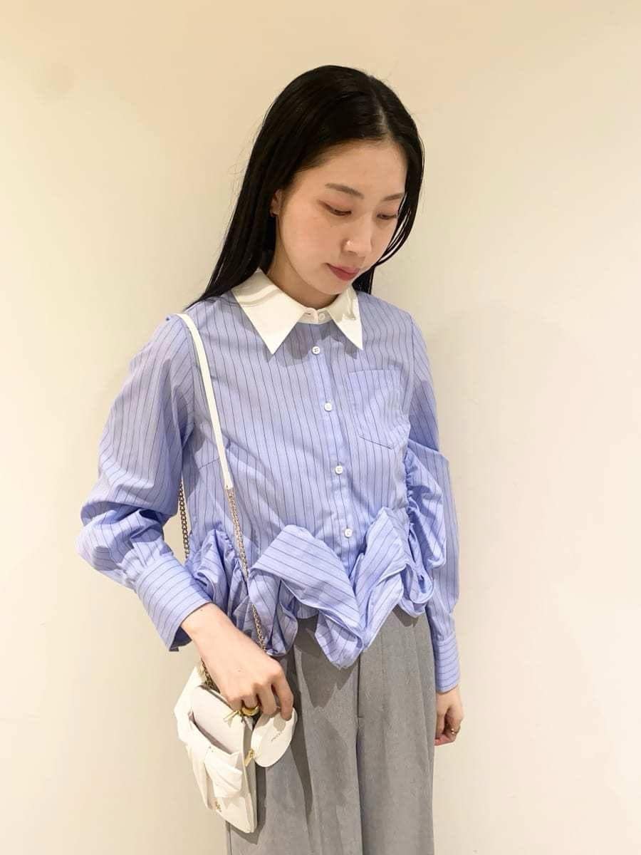 グレー系のその他パンツ、その他のシャツ/ブラウス、ブラック系のパンプスを着用したレディースの冬コーディネートの5枚目の写真