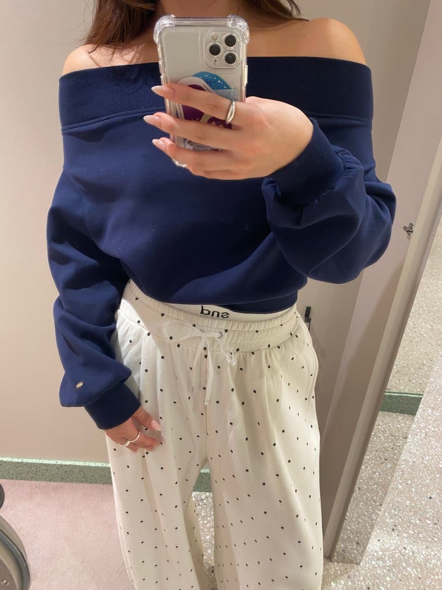 その他のその他パンツ、ブルー系のワンピース、ブラック系のサンダルを着用したレディースの秋コーディネートの8枚目の写真