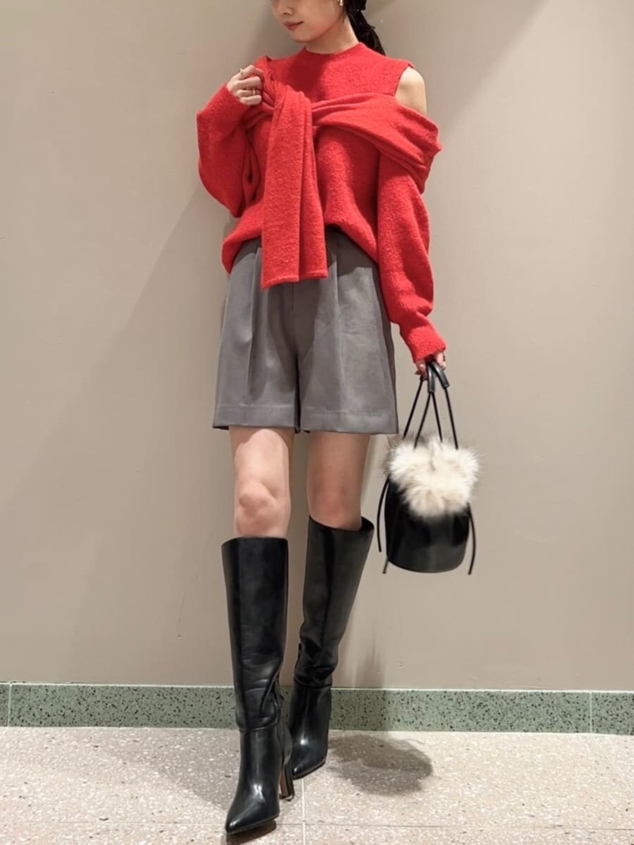グレー系のその他パンツ、ブラック系のブーツ、レッド系のニット/セーターを着用したレディースの冬コーディネートの2枚目の写真