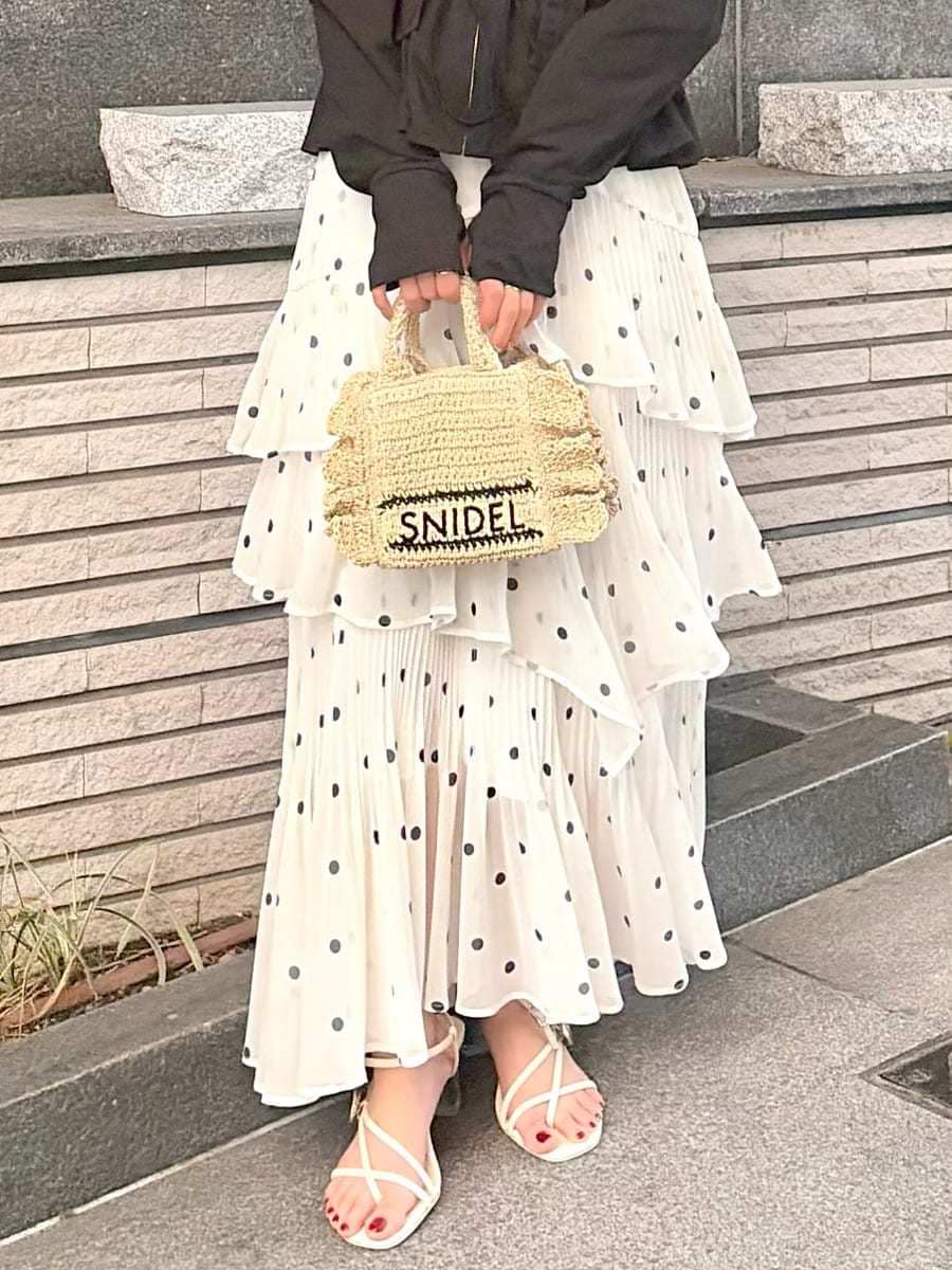 その他のスカート、グリーン系のカーディガン/ボレロ、ベージュ系のショルダーバッグを着用したレディースの春コーディネートの8枚目の写真