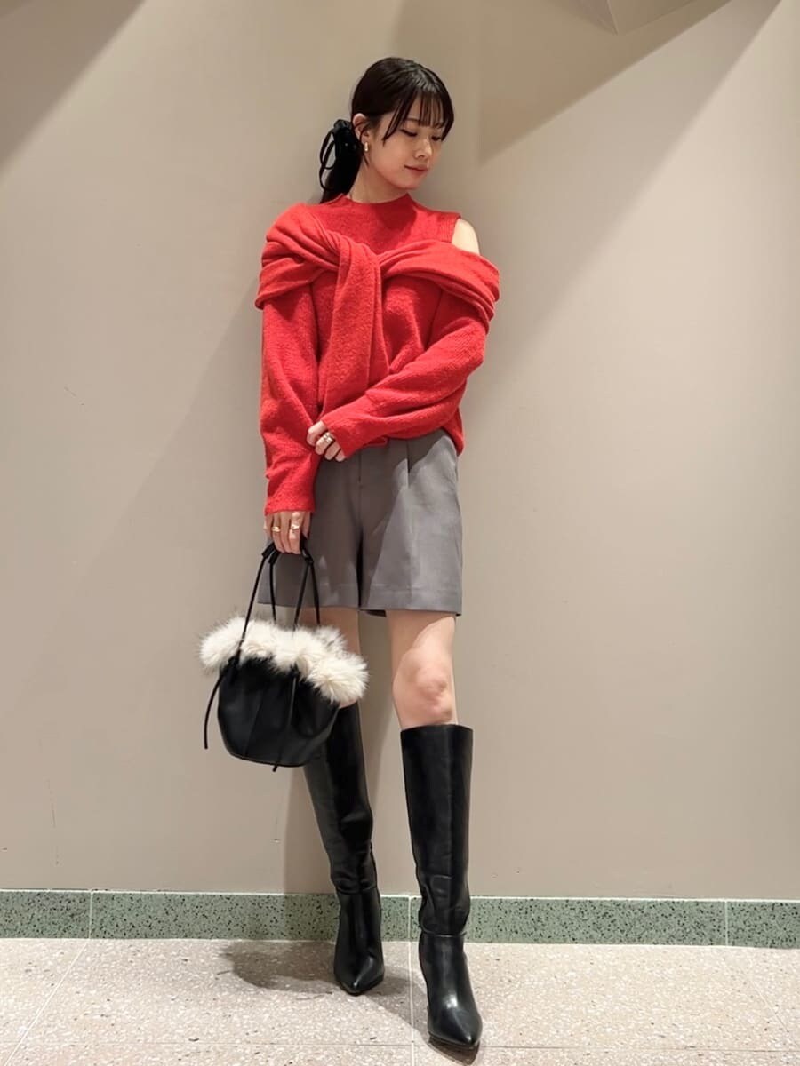 グレー系のその他パンツ、ブラック系のブーツ、レッド系のニット/セーターを着用したレディースの冬コーディネートの4枚目の写真