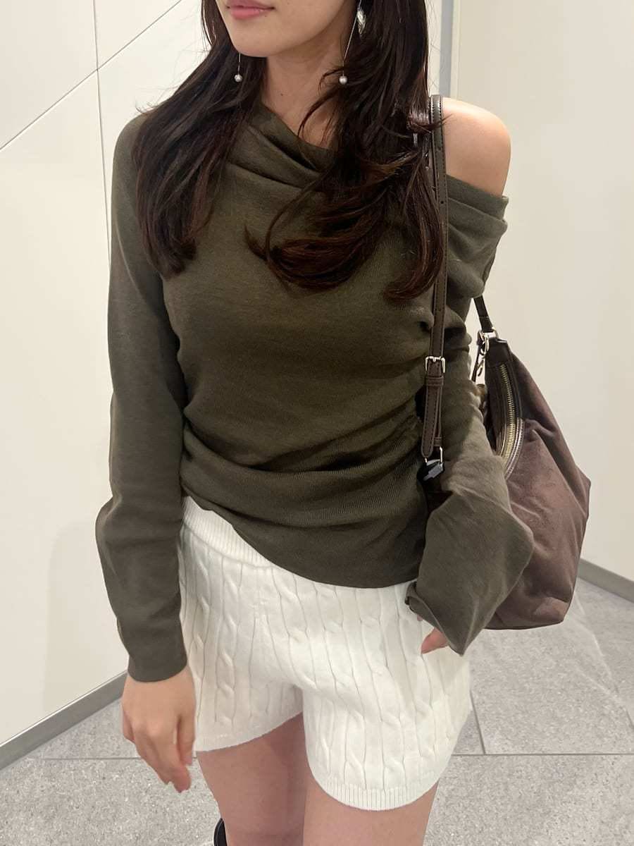 その他のブルゾン、ホワイト系のその他パンツ、ブラウン系のニット/セーターを着用したレディースの秋コーディネートの9枚目の写真