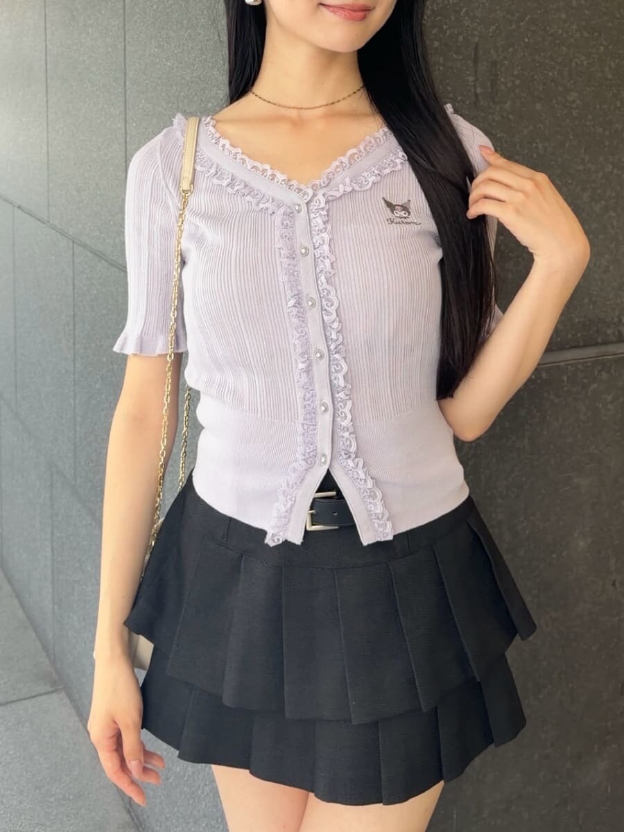 ブラック系のその他パンツ、ブラック系のサンダルを着用したレディースの夏コーディネートの6枚目の写真
