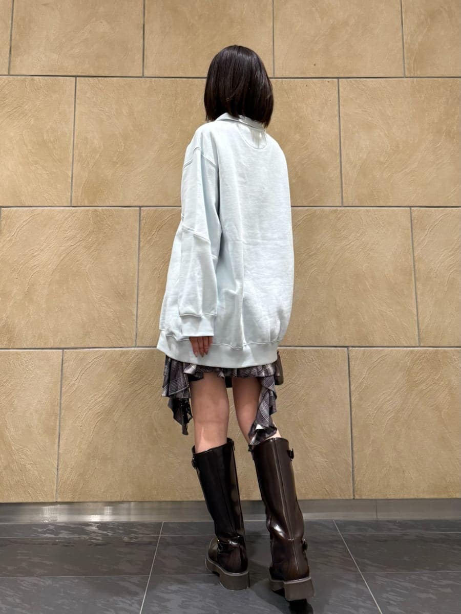 ブラウン系のブーツ、ブラウン系のブーツ、ブラウン系のブーツを着用したレディースの秋コーディネートの4枚目の写真