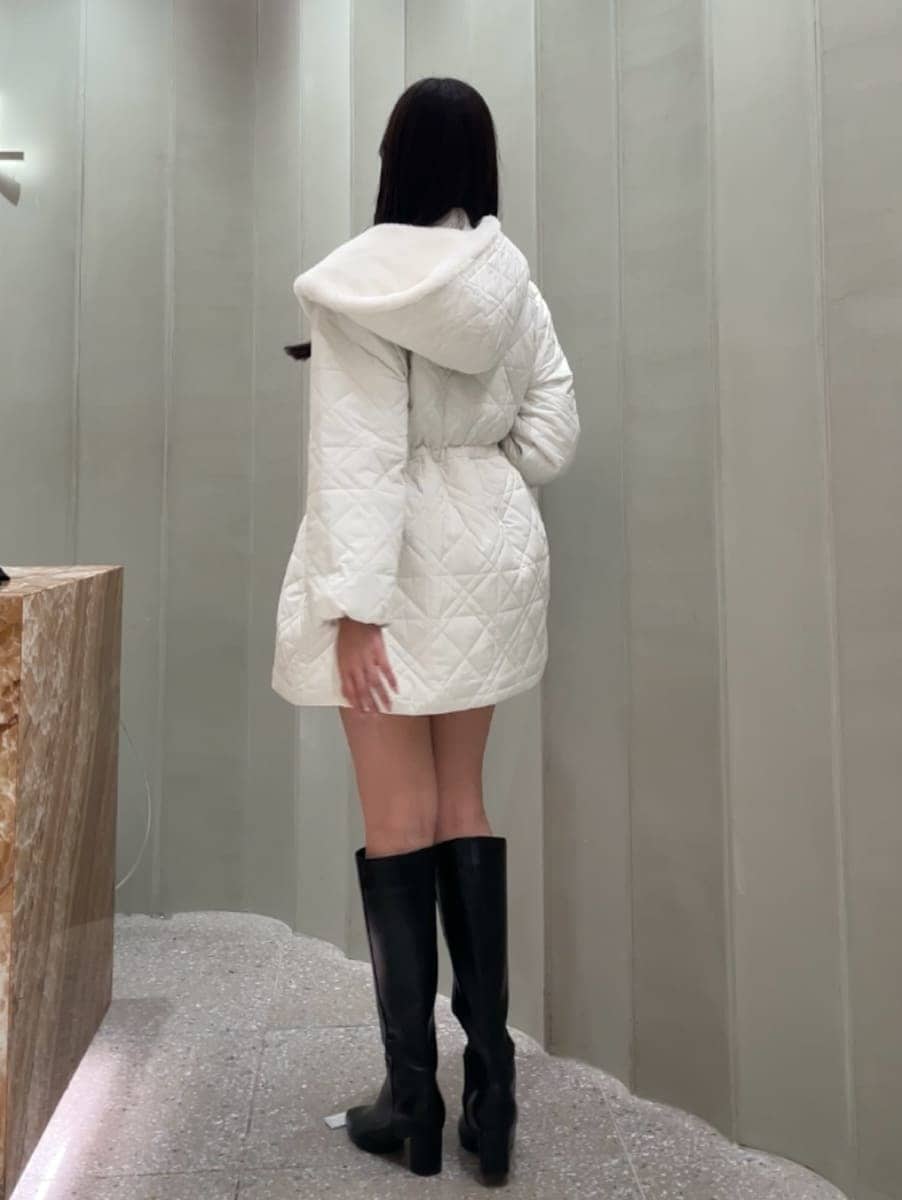 ホワイト系のモッズコート、ホワイト系のその他パンツ、ホワイト系のニット/セーターを着用したレディースの秋コーディネートの6枚目の写真