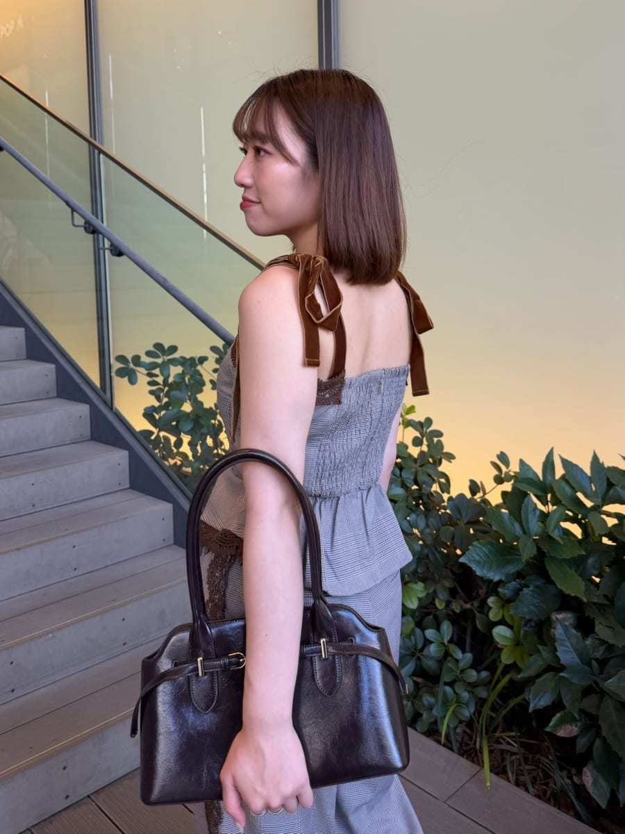 その他のその他パンツ、その他のその他トップス、ブラウン系のボストンバッグを着用したレディースの夏コーディネートの8枚目の写真