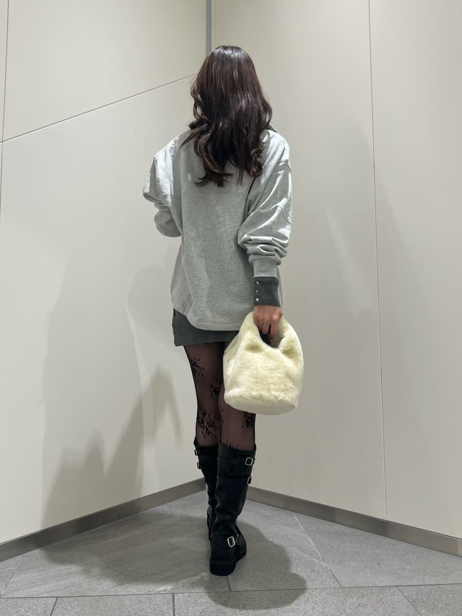 グレー系のワンピース、グレー系のTシャツ/カットソー、ブラック系のブーツを着用したレディースの秋コーディネートの3枚目の写真