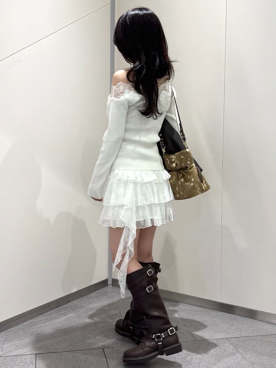 ブラウン系のブルゾン、ホワイト系のその他パンツ、ホワイト系のニット/セーターを着用したレディースの秋コーディネートの8枚目の写真