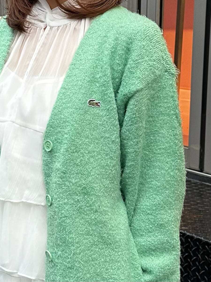 グリーン系のカーディガン/ボレロ、ホワイト系のシャツ/ブラウス、ホワイト系のその他パンツを着用したレディースの秋コーディネートの9枚目の写真