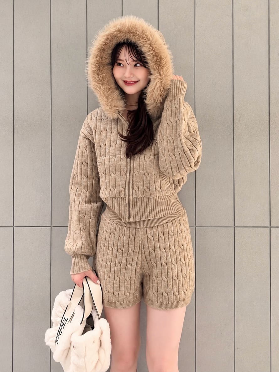 ブラウン系のその他パンツ、ブラウン系のパーカー、ホワイト系のショルダーバッグを着用したレディースの秋コーディネートの3枚目の写真