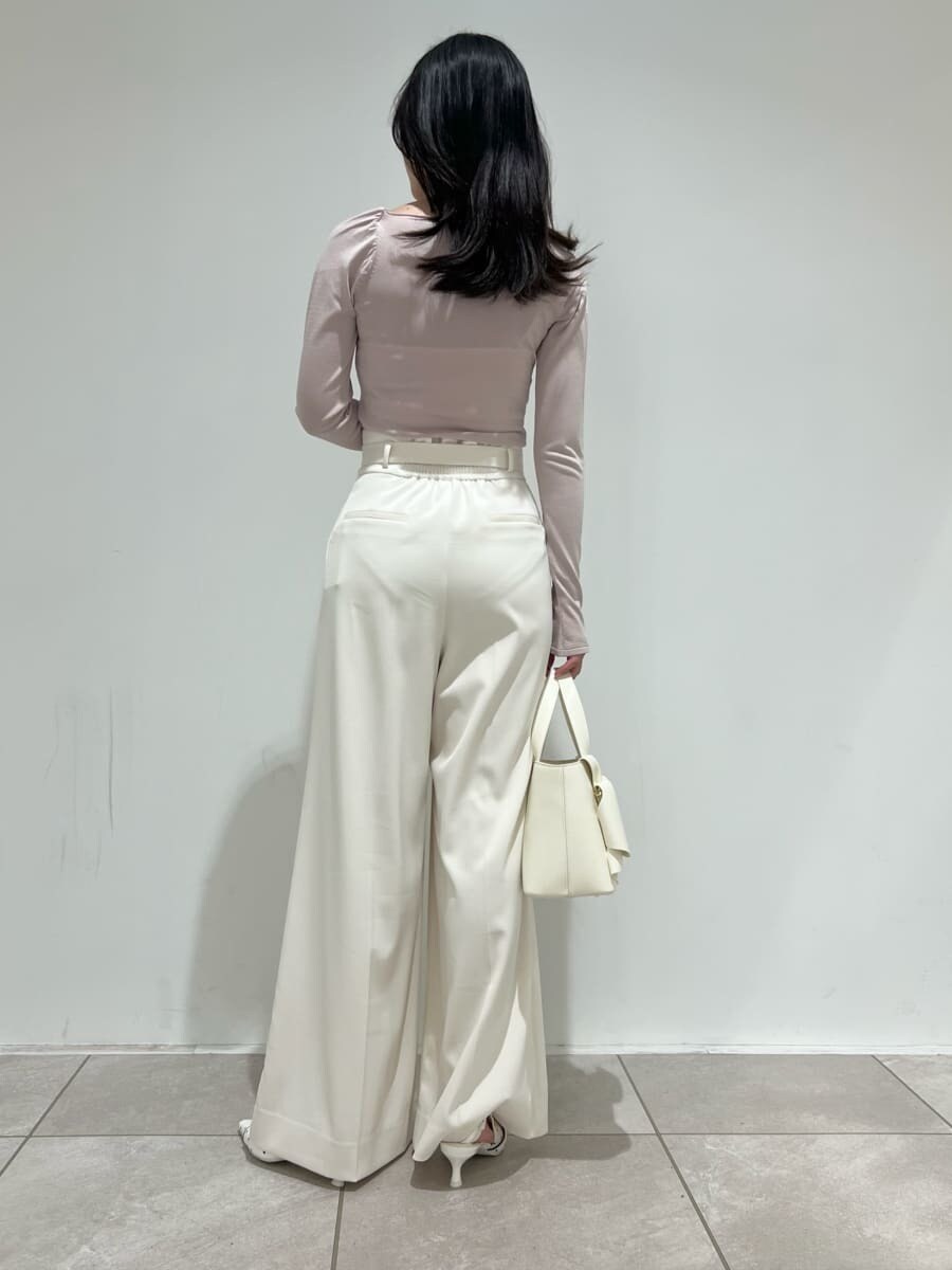 ホワイト系のその他パンツ、ピンク系のニット/セーター、その他のパンプスを着用したレディースの冬コーディネートの3枚目の写真