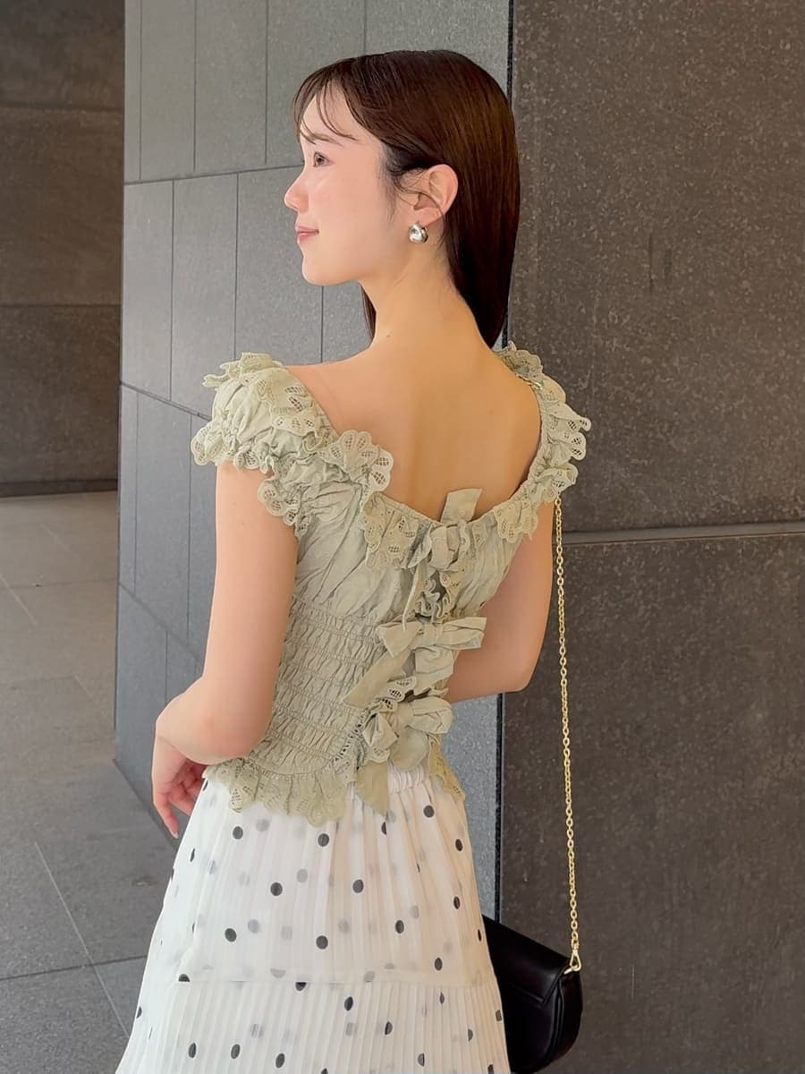 その他のスカート、グリーン系のシャツ/ブラウス、ブラック系のショルダーバッグを着用したレディースの春コーディネートの7枚目の写真