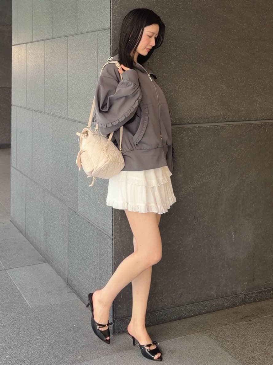 ホワイト系のその他パンツ、ブラック系のサンダル、ホワイト系のバックパック/リュックを着用したレディースの夏コーディネートの2枚目の写真