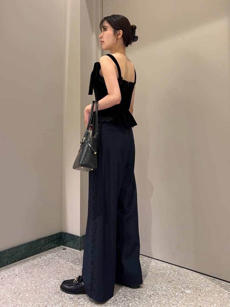 ブルー系のテーラードジャケット、ブルー系のその他パンツ、ブラック系のその他トップスを着用したレディースの夏コーディネートの5枚目の写真