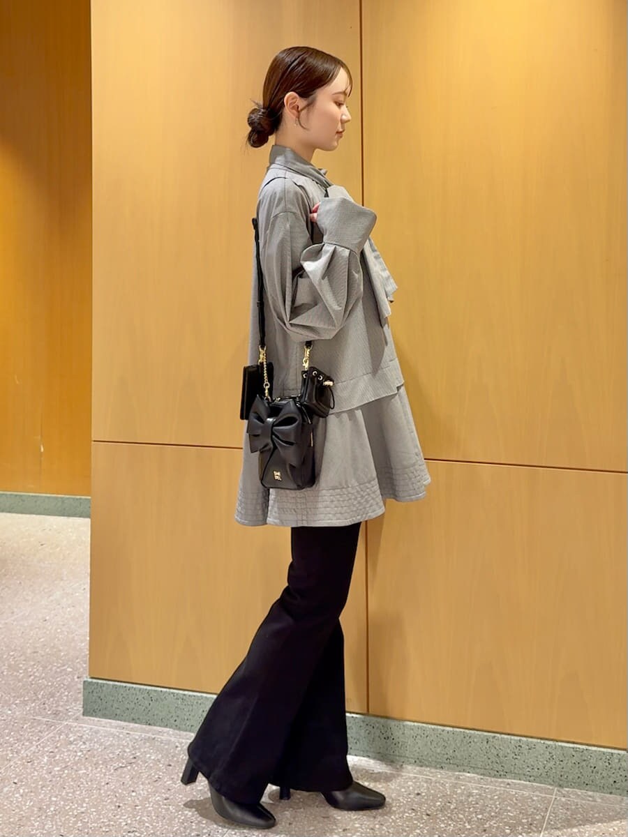 その他のシャツ/ブラウス、ブラック系のブーツ、ブラック系のショルダーバッグを着用したレディースの秋コーディネートの2枚目の写真